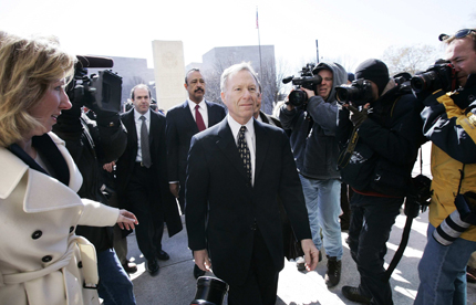 Lewis «Scooter» Libby, ancien chef de cabinet du vice-président américain Dick Cheney, a été reconnu coupable d'avoir menti à la justice dans une affaire touchant à la légitimité controversée de la guerre en Irak. &#13;&#10;&#13;&#10;&#9;&#9;(Photo : Reuters)