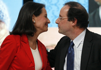 La candidate socialiste Ségolène Royale et son compagnon François Hollande, premier secrétaire du PS, lors de leur premier meeting commun à Limoges. 

		(Photo : Reuters)