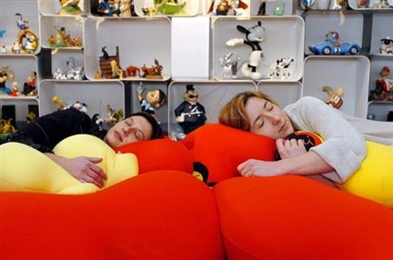 Ayant compris l'intérêt d'une pause sommeil pour leur productivité, des entreprises innovantes proposent à leurs employés 20 minutes de sieste pendant la pause déjeuner. (Photo : AFP)