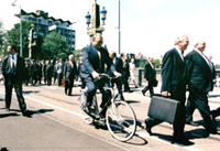 Arrivée de Jacques Santer, président de la CE, et de Helmut Kohl, chancelier fédéral allemand, suivis de Göran Persson, Premier ministre suédois, sur un vélo. (Photo : Commission européenne, 2004)