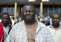 Morgan Tsvangirai, du Mouvement pour le changement démocratique, quitte la Cour de justice de Harare pour aller se faire soigner à l'hôpital. 

		(Photo : Reuters)