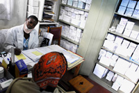 Un médecin reçoit une patiente atteinte de tuberculose dans un hôpital kenyan près de Nairobi. 

		(Photo: Reuters)