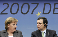 «<em>Ma satisfaction n'est pas mince que nous soyons arrivés à des objectifs si ambitieux et crédibles» </em>, a déclaré la chancelière allemande Angela Merkel. Le président de la Commission européenne, José Manuel barroso, a, lui, salué un accord «<em>historique</em>». 

		(Photo : Reuters)