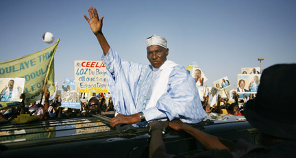 Grand boubou et keffieh de rigueur lors de la campagne présidentielle ont donné à Abdoulaye Wade l’image d’un homme du peuple. 

		(Photo : Reuters)