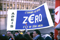 Conseil européen de Laeken -&nbsp;14 décembre 2001 :<EM><STRONG> </STRONG>"</EM>Euromanif<EM>" </EM>pour une Europe sociale et solidaire <EM>(banderole : "L'Europe du capital c'est du zéro social").</EM> (Photo : Commission européenne, 2004)