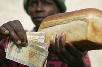 Un pain vaut des dizaines de milliers de dollars du Zimbabwe. 

		(Photo : Reuters)