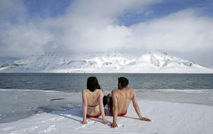 Fin avril 2007 : un bain de soleil sur les rives d'un fjord du Spitzberg, près de la ville norvégienne de Longyearbyen ! Ces deux militants écologistes nous alarment sur une des possibles conséquences du réchauffement climatique : le dégel de l'Arctic. A quand les plages au pôle Nord ? (Photo : Reuters/François Lenoir)