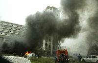 Dès l'annonce de l'attentat, les services de secours et les enquêteurs se sont rendus devant le Palais du gouvernement. 

		(Photo : Reuters)