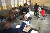 Bureau de vote à Antananarivo, le 4 avril 2007. 

		