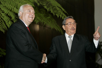 La normalisation des relations entre l'Espagne et Cuba a été scellée par une rencontre mardi 3 avril entre Raul Castro, chef de l'Etat par intérim (à droite), et Miguel Angel Moratinos, chef de la diplomatie espagnole. 

		(Photo : Reuters)