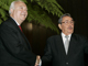 La normalisation des relations entre l'Espagne et Cuba a été scellée par une rencontre mardi 3 avril entre Raul Castro, chef de l'Etat par intérim (à droite), et Miguel Angel Moratinos, chef de la diplomatie espagnole. 

		(Photo : Reuters)