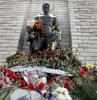 Le «soldat de bronze», érigé en hommage aux troupes soviétiques, est très controversé. 

		(Photo : AFP)