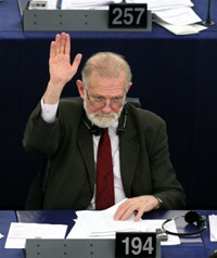 Le député européen polonais, Bronislaw Geremek, refuse de se soumettre à la nouvelle loi sur la «lustration» en vigueur dans son pays. &#13;&#10;&#13;&#10;&#9;&#9;(Photo : AFP)