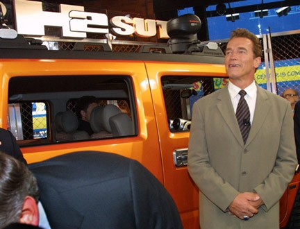 En 2001, Arnold Schwarzenegger pose devant un 4x4 de General Motors. Aujourd'hui, le gouverneur de Californie veut protéger la planète tout en gardant ses voitures tout terrain. &#13;&#10;&#13;&#10;&#9;&#9;(Photo : AFP)
