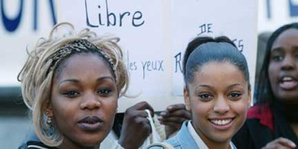 Jeunes femmes marchant contre la violence à Evry. Les principaux candidats n’ont cessé de mettre la jeunesse en avant durant leur campagne électorale.  &#13;&#10;&#13;&#10;&#9;&#9;(Photo: AFP)