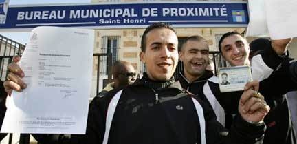 Ces jeunes des quartiers nord de Marseille viennent d'obtenir leur inscription sur les listes électorales. &#13;&#10;&#13;&#10;&#9;&#9;(Photo: AFP)