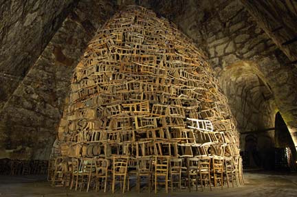 «Cathédrale de chaises» par Tadashi Kawamata. Production Pommery