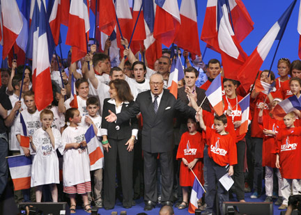 Jean-Marie Le Pen a été rejoint par son épouse, Jany, et des jeunes militants à la fin du meeting du Front national, dimanche 15 avril, au Palais des Sports de Paris. &#13;&#10;&#13;&#10;&#9;&#9;(Photo : Reuters)