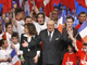 Jean-Marie Le Pen a été rejoint par son épouse, Jany, et des jeunes militants à la fin du meeting du Front national, dimanche 15 avril, au Palais des Sports de Paris.(Photo : Reuters)