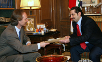 Le 3 avril dernier, une délégation conduite par le chef de la majorité parlementaire, Saad Hariri, a remis au représentant de l'ONU au Liban, Gier Pederson, une pétition signée par 70 députés. 

		(Photo : Reuters)