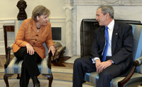 Lundi 30 avril 2007, Angela Merkel et George Bush en discussion dans le bureau ovale de la Maison Blanche à l'occasion du sommet annuel Etats-Unis/Union Européenne qui se tient à Washington. 

		(Photo : Reuters)