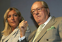 Jean-Marie Le Pen et sa fille Marine (à g.). C’est souvent à sa fille qu’il laisse le soin de battre le pavé et d’aller à la pêche aux électeurs. 

		(Photo: AFP)