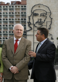 Miguel Angel Moratinos (gauche) avec son homologue Felipe Perez Roque. 

		(Photo : Reuters)