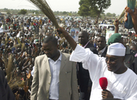 Le vice-président nigérian agite un balai, symbole de son parti Action Congress, durant un meeting à Abuja le 3 avril 2007. 

		(Photo : Reuters)