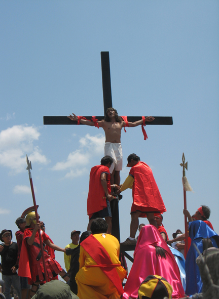 Les pieds et paumes clouées à la croix, Ruben Enaje, s'est fait cruxifier pour la 21e fois. Afin de «<em>remercier Dieu de bénir ma famille et mon travail</em>». &#13;&#10;&#13;&#10;&#9;&#9;(Photo : S. Farcis / RFI)