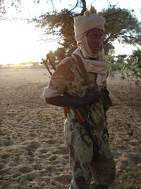 Un rebelle tchadien monte la garde, à la frontière Tchad-Soudan. &#13;&#10;&#13;&#10;&#9;&#9;(Photo : Laurent Correau / RFI)