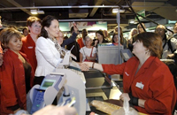 A l'instar de&nbsp;ses concurrents, Ségolène Royal a fait aussi campagne ces derniers jours dans les milieux défavorisés, ici dans un supermarché. 

		(Photo : AFP)