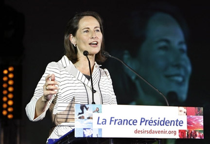 Lors de son meeting, le 23 avril à Valence, Ségolène Royal a «<i>tendu la main</i>» à François Bayrou. &#13;&#10;&#13;&#10;&#9;&#9;(Photo : AFP)
