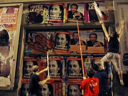 Dans la nuit de dimanche 15 avril, de jeunes militants socialistes collent des affiches dans Paris. (Photo : AFP)