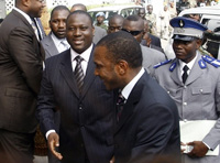 Le nouveau Premier ministre ivoirien, Guillaume Soro, arrive à son bureau. 

		(Photo: AFP)