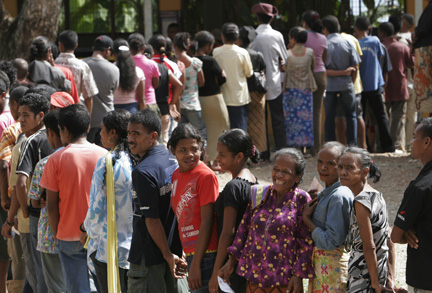 Devant certains bureaux de vote, on pouvait compter plusieurs centaines de personnes alignées, attendant sagement leur tour. &#13;&#10;&#13;&#10;&#9;&#9;(Photo : Reuters)