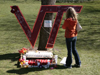 Mémorial érigé en hommage aux victimes de la tuerie sur le campus de l'université de Virginia Tech, en avril 2007.(Photo : Reuters)