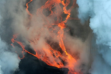 Le Piton de la Fournaise n'est pas une menace pour la population car ses éruptions sont assez prévisibles et les risques se limitent à l'aspect matériel. &#13;&#10;&#13;&#10;&#9;&#9;(Photo : AFP)