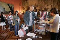 Bureau de vote au consulat français de New York. 

		(Photo: AFP)