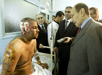 Le ministre algérien de l'Intérieur, Nourredine Yazid Zerhouni, visite une victime des attentats du 11 avril 2007. 

		(Photo : Reuters)