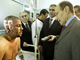 Le ministre algérien de l'Intérieur, Nourredine Yazid Zerhouni, visite une victime des attentats du 11 avril 2007. 

		(Photo : Reuters)