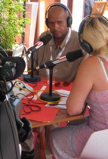 Gahité Fofana interrogé par Bérénice Balta. (Photo : Benjamin Avayou/ RFI)