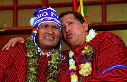 Evo Morales (à gauche) et Hugo Chavez en mai 2006. Selon le leader de l'opposition bolivienne, l'ancien président Jorge Quiroga, «<em>Chavez mène le projet hémisphérique hégémonique le plus dangereux d’Amérique latine, et sa principale marionnette c’est le gouvernement bolivien. Un gouvernement totalement soumis au chavisme</em>». &#13;&#10;&#13;&#10;&#9;&#9;(Photo : Christian Lombardi)