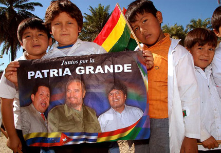 En mai 2006, dans un village du Chaparé, près de Cochabamba, en pleine zone de production de coca, lors d'une fête&#13;&#10;célébrant la signature de nombreux accords de coopération entre la Bolivie et le Venezuela. &#13;&#10;&#13;&#10;&#9;&#9;(Photo : Christian Lombardi)