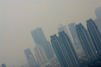 Jakarta, capitale de l'Indonésie, saturée par les embouteillages, se baptise elle-même ironiquement «ville de la pollution». La mégalopole et sa banlieue comptent  plus de vingt millions d'habitants. 

		(Photo : AFP)
