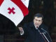 Le président géorgien, Mikhaïl Saakachvili, sur le parvis du Parlement à Tbilissi. (Photo : AFP)