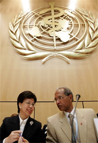La patronne de l'OMS, Margaret Chan, et Paulo Ivo Albasini Teixeira Garrido, un des responsables de l'organisation. 

		(Photo : AFP)