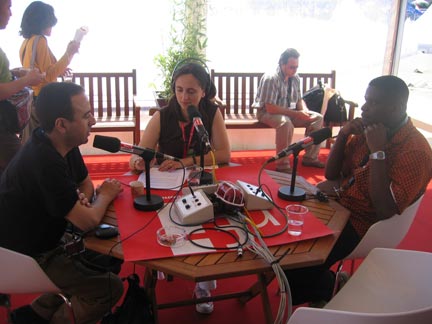 Sophie Torlotin, (c.) journaliste de RFI, avec le Marocain Mohamed Chrif Tribak (g.) et le Congolais Djo Munga. (Photo : Benjamin Avayou/ RFI)