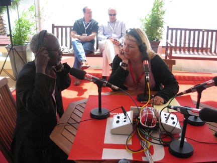 Souleymane Cissé interrogé par Bérénice Balta, dans le studio de RFI à Cannes. (Photo : Benjamin Avayou/ RFI)