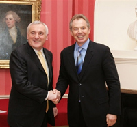 L'implication du Premier ministre irlandais Bertie Ahern (g) aux côtés de Tony Blair dans l'accord en Irlande du Nord pourrait le servir aux élections législatives. 

		(Photo : AFP)