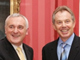 L'implication du Premier ministre irlandais Bertie Ahern (g) aux côtés de Tony Blair dans l'accord en Irlande du Nord pourrait le servir aux élections législatives. 

		(Photo : AFP)